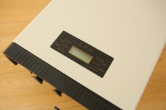 太陽能板主要是以什么發電？